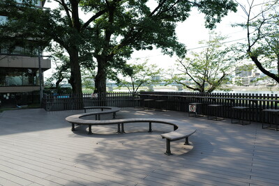 岐阜公園・ベンチ写真