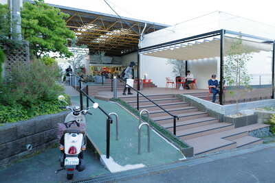 中山台ファミリーセンターバス停前広場