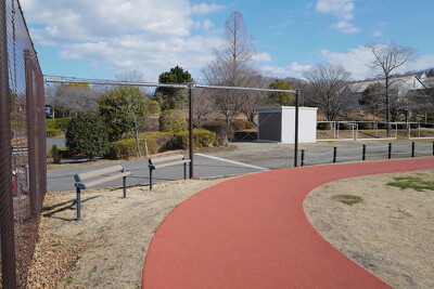 伊勢原市総合運動公園・ベンチ写真