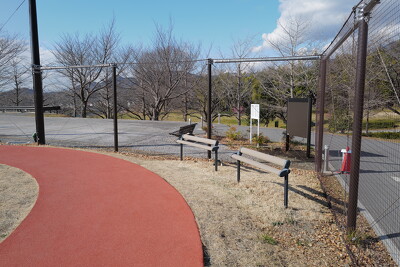 伊勢原市総合運動公園・ベンチ写真