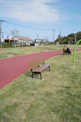 蒲田いこいの広場（東部工場跡地）・ベンチ写真