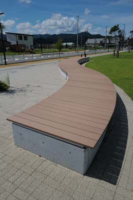 市民文化会館(館の沖公園)・ベンチ写真