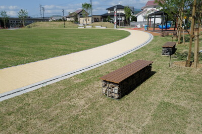 新大村駅公園・ベンチ写真