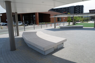 新大村駅公園・ベンチ写真