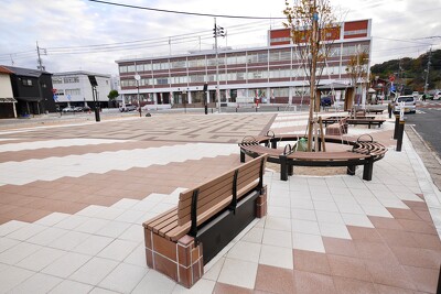 益田市防災街区公園・ベンチ写真
