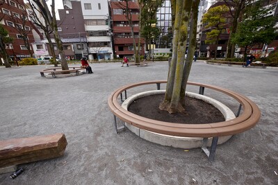 御徒町公園・ベンチ写真