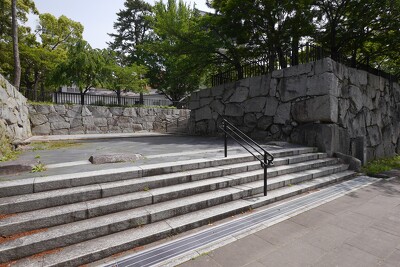 勝山公園天守閣広場