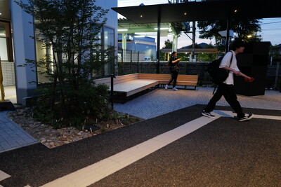 新那加駅南口駅前広場