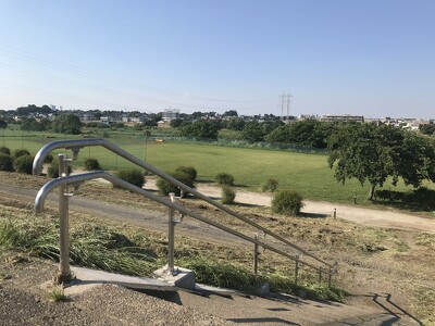 多摩川河川敷_宮内北側交差点